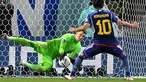 Kiper Kroasia, Dominik Livakovic&nbsp;sukses menggagalkan penalti yang dilesatkan oleh Takumi Minamino&nbsp;pada laga 16 besar Piala Dunia 2022 yang berlangsung di Al-Janoub Stadium, Senin (05/12/2022). (AFP/Ozan Kose)