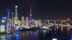 Pertunjukan cahaya di kawasan Lujiazui, Shanghai, China timur (4/11/2020). Sebuah pertunjukan cahaya bertema gelaran Pameran Impor Internasional China (China International Import Expo/CIIE) digelar di Lujiazui pada Rabu (4/11). (Xinhua/Zhang Haofu)