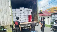Ratusan karung sepatu bekas impor yang disita oleh Polda Riau. (Liputan6.com/M Syukur)