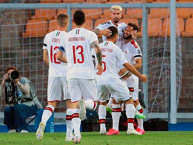Gelandang AC Milan, Samu Castillejo (kanan atas) berselebrasi dengan rekan satu tim setelah mencetak gol ke gawang Lecce pada pertandingan lanjutan liga Serie A Italia di stadion Via del Mare di Lecce, Italia (22/6/2020). AC Milan menang telak atas Lecce 4-1. (Donato Fasano / LaPresse via AP )