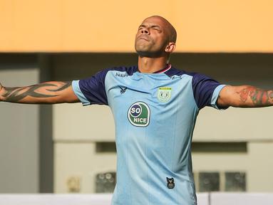 Persela Lamongan mencatat kemenangan pertama di BRI Liga 1 2021/2022 usai mengalahkan Persipura Jayapura 1-0 dalam laga pekan kedua di Stadion Wibawa Mukti, Cikarang, Jumat (10/09/2021). Bagi Persipura, hasil ini adalah kekalahan keduanya di dua laga awal. (Foto: Bola.com/Bagaskara Lazuardi)