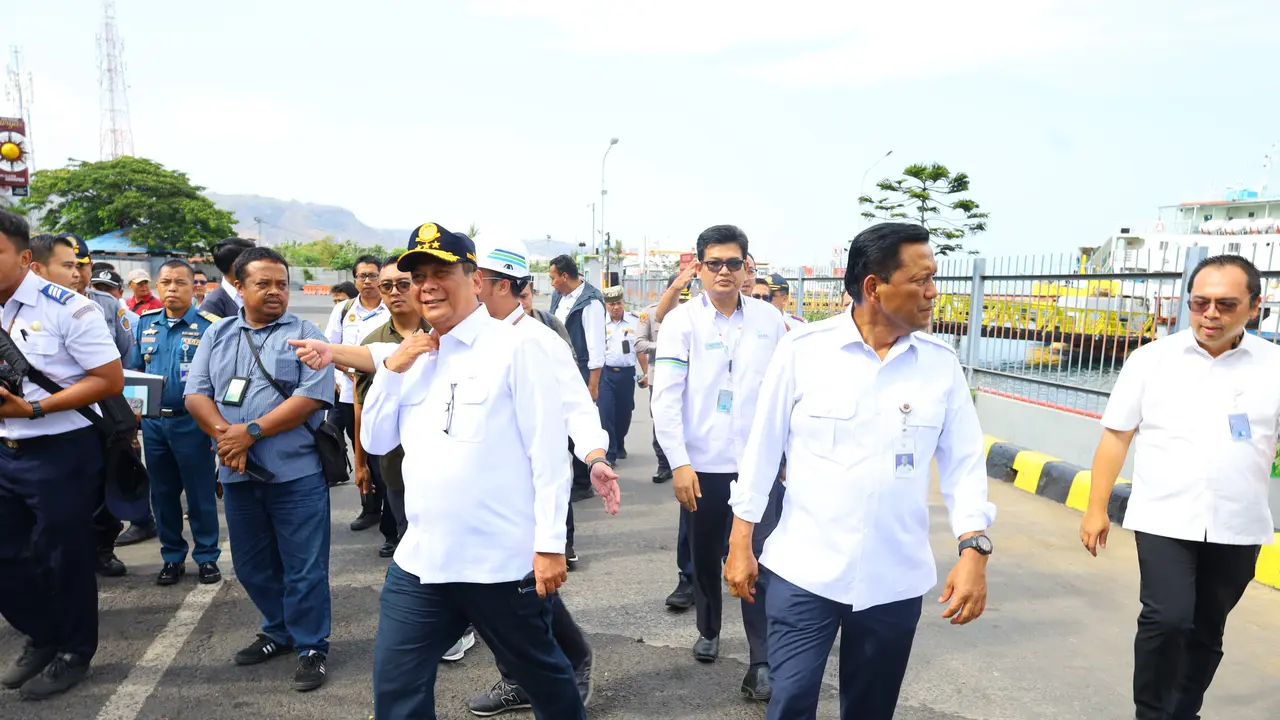 Wakil Menteri Perhubungan, Komjen. Pol (Purn) Suntana (Tengah) meninjau kesiapan Pelabuhan Ketapang Banyuwangi menjelang libur Natal dan Tahun Baru (Nataru), (Istimewa)