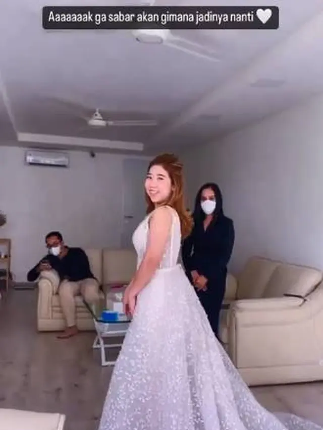 7 Momen Kiky Saputri Fitting Baju Pengantin, Tampil Menawan dengan Gaun Putih