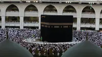 Umat Muslim berdoa selama bulan puasa Ramadhan di sekitar Ka'bah, tempat suci umat Islam, di kompleks Masjidil Haram di kota Saudi Mekah (9/4/2022). Arab Saudi mengatakan pada Sabtu (9/4) mengizinkan satu juta jemaah untuk melaksanakan ibadah haji 1443 H. (AFP/Abdel Ghani Bashir)