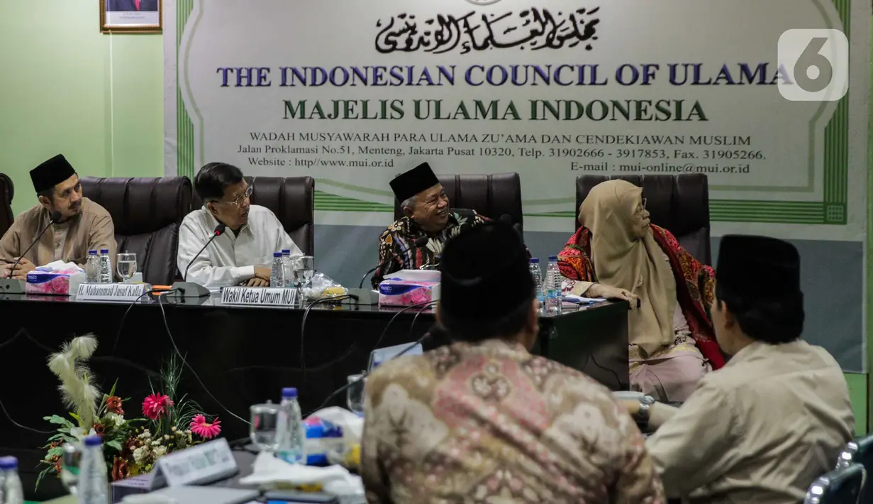 Ketua Dewan Masjid Indonesia Jusuf Kalla dan Wakil Ketum MUI Muhyiddin Junaidi saat rapat mengeluarkan fatwa menyikapi penyebaran virus Corona di Jakarta, Selasa (17/3/2020). MUI menegaskan fatwa haram atas tindakan memborong atau menimbun masker dan makanan. (Liputan6.com/Faizal Fanani)