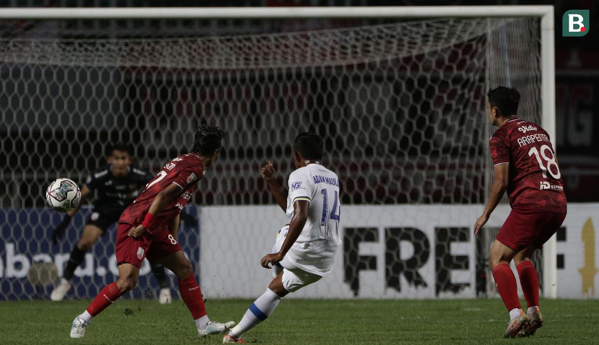 Pemain Persiba Balikpapan, Adam Maulana (tengah) berusaha menjebol gawang Persis Solo dalam laga matchday ke-3 Grup X Babak 8 Besar Liga 2 2021 di Stadion Pakansari, Cibinong, Rabu (22/12/2021). (Bola.com/Ikhwan Yanuar)