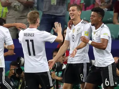 Gelandang Jerman, Leon Goretzka, merayakan gol yang dicetaknya ke gawang Mexico pada laga semifinal Piala Konfederasi di Stadion Fisht, Sochi, Kamis (29/6/2017). Jerman menang 4-1 atas Mexico. (EPA/Armando Babani)