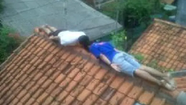 6 Tingkah Absurd Cowok di Atap Rumah Ini Bikin Garuk Kepala
