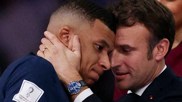 Foto: Momen Presiden Prancis Tenangkan Kylian Mbappe