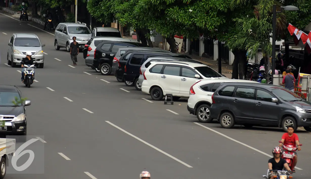 Sejumlah kendaraan terparkir di badan Jalan Kramat Raya, Jakarta, Senin (8/8). Pemprov DKI Jakarta melalui Dinas Perhubungan dan Transportasi (Dishubtrans) akan mengambil alih semua pengelolaan parkir on street. (Liputan6.com/Helmi Fithriansyah)