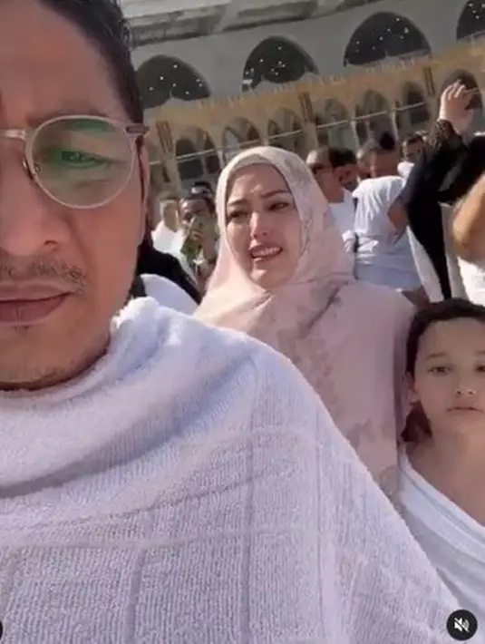 Pada salah satu unggahannya, Pasha membagikan momen dirinya dan keluarga saat tawaf di Ka'bah. Adelia yang sambil merangkul kedua putranya, tampak begitu khusyuk berdoa mengelilingi Ka'bah. Melihat Ka'bah sembari melantunkan doa telah menyentuh hati Adelia hingga tak kuasa meneteskan air mata.(Liputan6.com/IG/@pashaungu_vm)