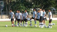 Para pemain Timnas Indonesia U-17 saat sesi latihan di Lapangan A Senayan, Jakarta, Kamis (20/7/2023). Sebanyak 34 pemain mengikuti seleksi skuad Piala Dunia U-17 2023 di Indonesia. (Bola.com/M Iqbal Ichsan)