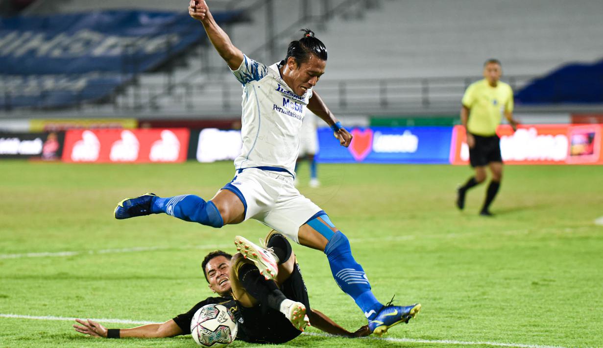 Sejak menit awal kedua tim lebih terlihat tampil berhati-hati. Meskipun sama-sama mendapat tekanan, belum ada permainan lepas dari kedua tim ini. (Dok. Persib)