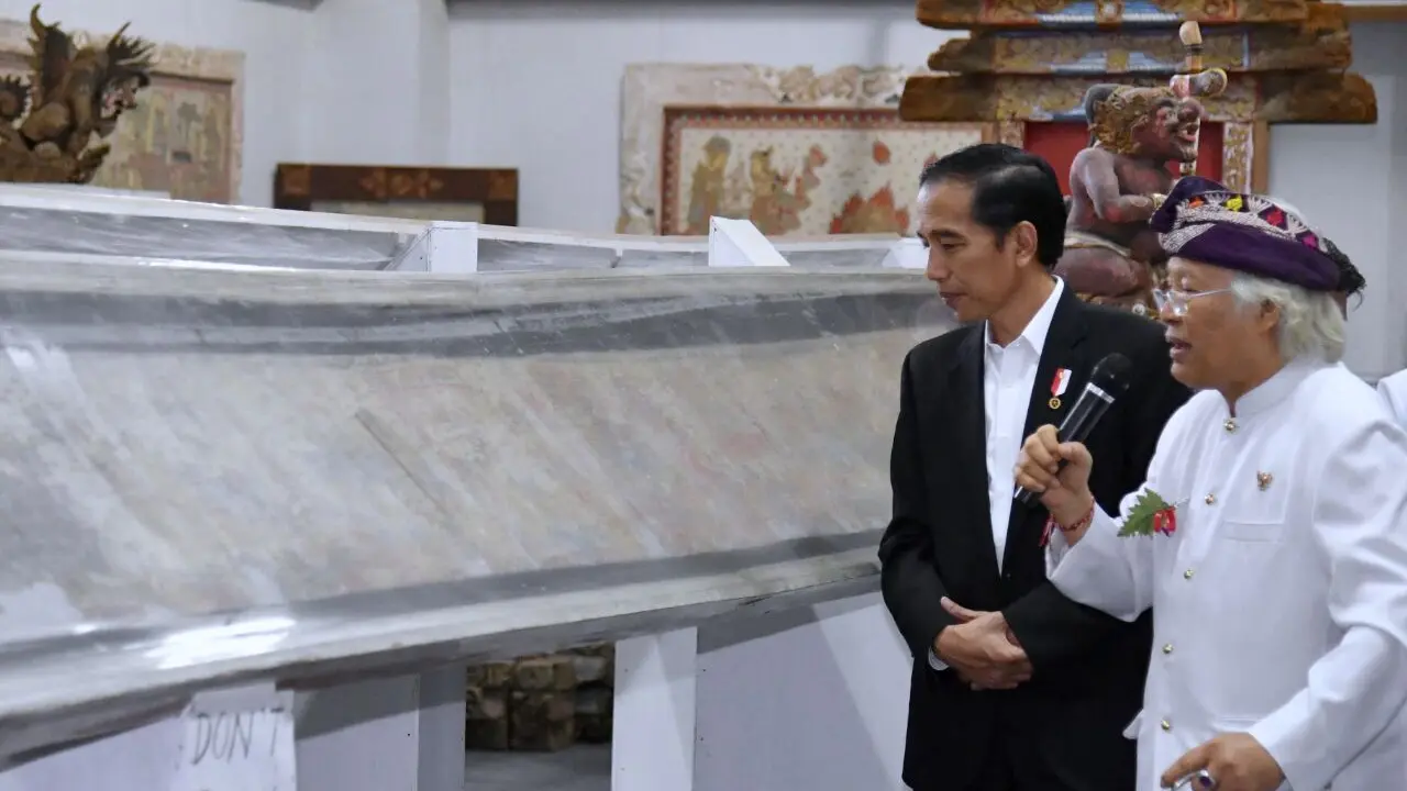 Presiden Jokowi melihat lukisan 