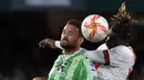Gelandang Real Betis, Willian Jose (kiri) berebut bola dengan gelandang Rayo Vallecano, Pathe Ciss pada semifinal Copa del Rey di Stadion Benito Villamarin, Spanyol (4/3/2022). Real Betis bermain imbang 1-1 saat menjamu Rayo Vallecano pada leg kedua semifinal Copa del Rey. (AFP/Cristina Quicler)