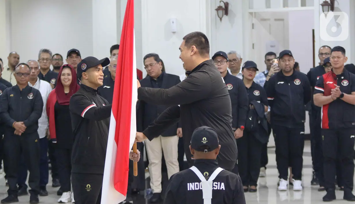 Secara resmi, Menteri Pemuda dan Olahraga Dito Ariotedjo mengukuhkan kontingen Indonesia untuk Olimpiade 2024 di kantor Kemenpora, Jakarta. (Liputan6.com/Herman Zakharia)