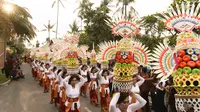 Peserta mengenakan pakaian adat pada karnaval Budaya Bali di kawasan Nusa Dua, Bali, Jumat (12/10). Karnaval tersebut untuk memeriahkan perhelatan Pertemuan Tahunan IMF - World Bank Group 2018 di Bali. (Liputan6.com/Angga Yuniar)