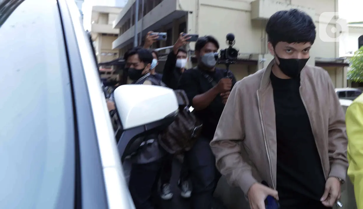 YouTuber Atta Halilintar tiba di Bareskrim Polri, Jakarta, Kamis (17/3/2022). Atta Halilintar menjalani pemeriksaan terkait kasus dugaan penipuan investasi trading binary option lewat platform Quotex dengan tersangka Doni Salmanan. (Liputan6.com/Herman Zakharia)
