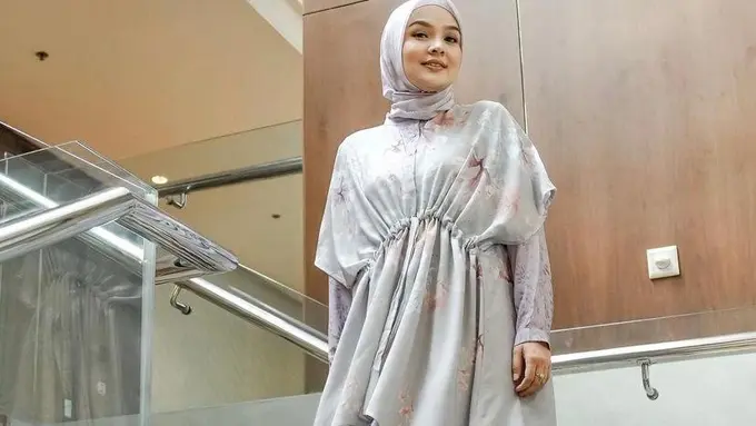 10 Inspirasi Model Baju Gamis Lebaran Simpel dan Elegan ala Seleb, Zaskia Sungkar-Lesti Kejora