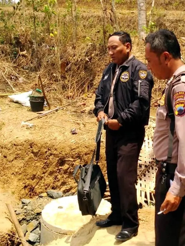 Polisi menggelar olah TKP menyusul tewasnya seorang pria lantaran tertimbun galian parit. (Foto: Liputan6.com/Polres Kebumen/Muhamad Ridlo)