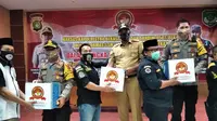 Polisi Bagikan Paket Sembako untuk Anggota Ormas di Bekasi