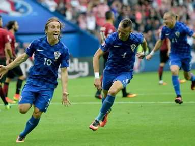 Luka Modric mencetak gol tunggal kemenangan Kroasia atas Turki, (12/6/2016). Selain itu, Modric juga menciptakan dua peluang di depan gawang Turki. (AFP/Bulent Kilic)