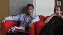Direktur Bisnis PT INTI, Teguh Adi Suryandono (kanan) menunggu panggilan oleh penyidik di Gedung KPK, Jakarta, Senin (26/8/2019). diperiksa sebagai saksi terkait dugaan menerima suap proyek pengadaan baggage handling system (BHS) atau sistem penanganan bandara untuk 6 bandara. (merdeka.com/Dwi Narwo