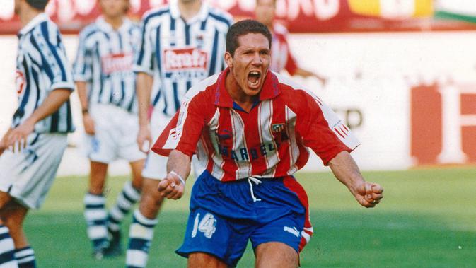 Ekspresi gelandang Atletico Madrid, Diego Simeone dengan mengenakan jersey ikon Los Rojiblancos. (FOTO / La Liga)