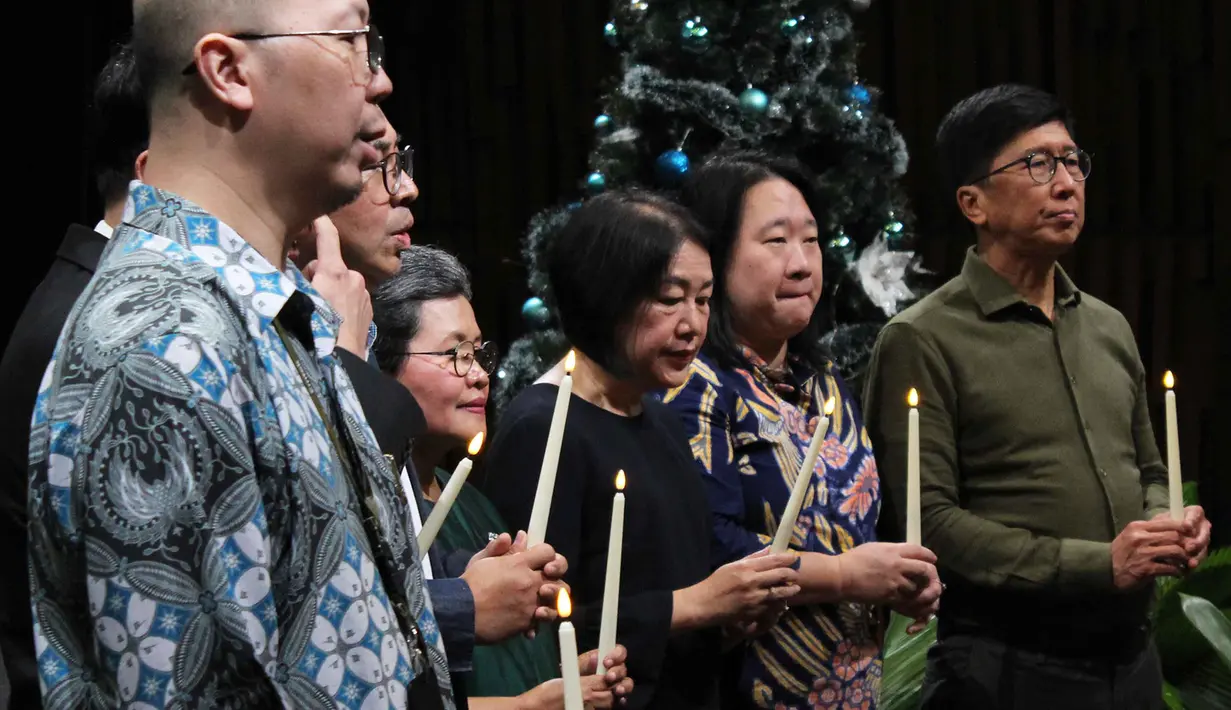 Managing Director EMTEK dan CEO Vidio Sutanto Hartono menyampaikan bahwa Natal identik dengan rasa syukur. Mengingat, Allah Bapa mengaruniakan PutraNya yang tunggal untuk menjadi Juruselamat dunia. Karenanya, kehidupan umat Kristiani sejatinya tak lepas dari kasih karunia Allah. Tampak dalam foto, Managing Director EMTEK dan CEO Vidio Sutanto Hartono (kanan) saat mengikuti doa bersama dan perayaan Natal 2025 Emtek Group di Studio News lantai 8, SCTV Tower, Senayan City, Jakarta, Jumat (19/12/2025) sore. (merdeka.com/magang/Rendi Saputra)