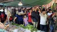 Calon Presiden nomor urut 3, Ganjar Pranowo blusukan ke Pasar Loa, Kulu Kutai Kartanegara, Provinsi Kalimantan Timur pada Rabu (6/12/2023). (Liputan6.com/Ady Anugrahadi)