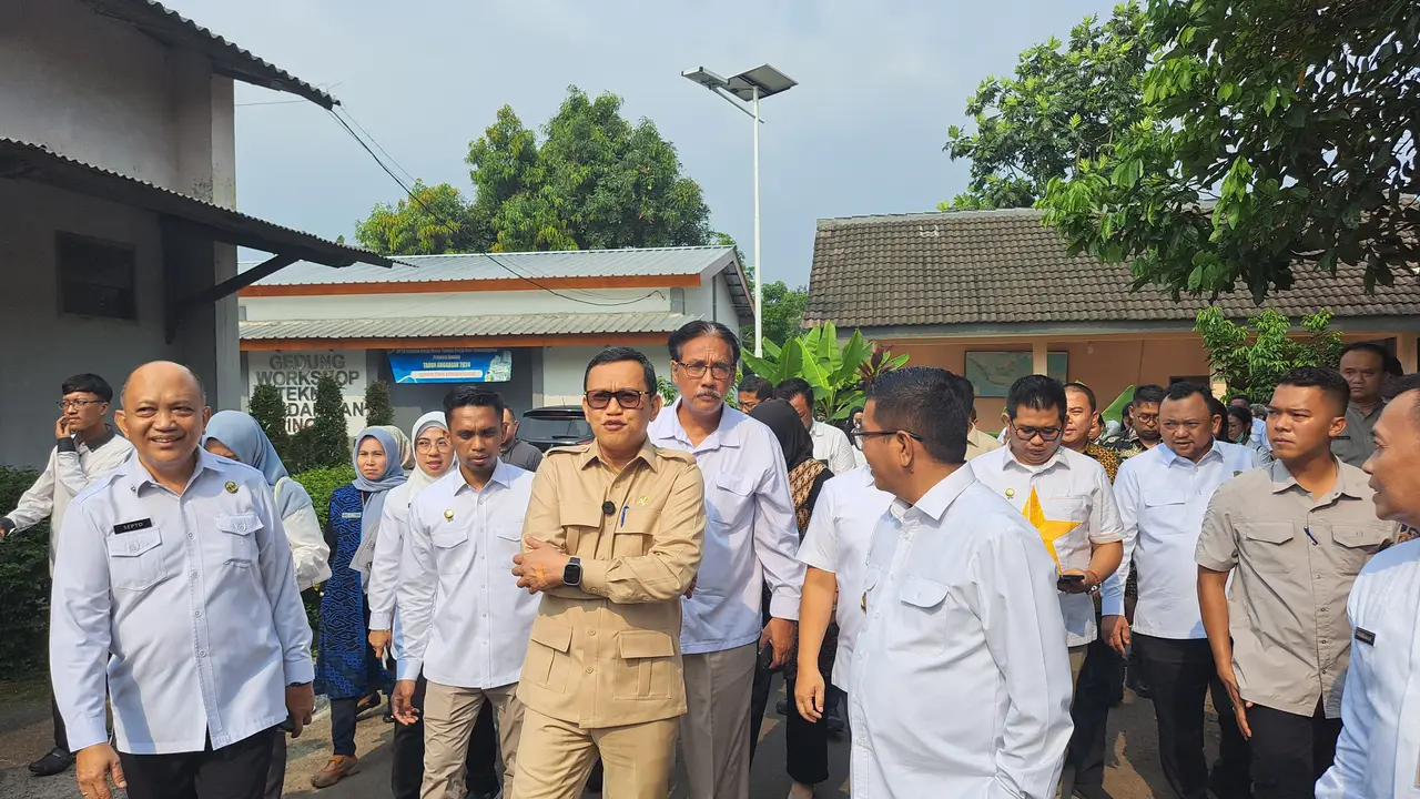 Menteri Pelindungan Pekerja Migran Indonesia (P2MI) Abdul Kadir Karding mengunjungi Unit Pelaksana Teknis Daerah (UPTD) Latihan Kerja (Laker) di Serpong, Kota Tangerang Selatan (Tangsel), Jumat (2/5/2025) (Liputan6.com/Pramita Tristiawati)