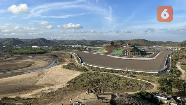 Foto: Menikmati Keindahan Sirkuit Mandalika yang Berpadu dengan Pantai Pesisir Selatan Pulau Lombok dari Atas Bukit Seger