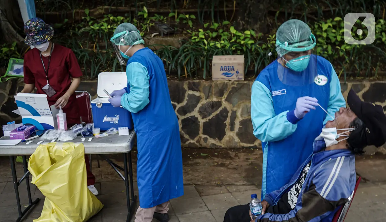 Petugas kesehatan melakukan tes usap (swab test) antigen dan PCR gratis di Terowongan Kendal, Menteng, Jakarta, Kamis (2/9/2021). Program yang dinamakan Seruling (swab seru keliling) dari Puskesmas Kecamatan Menteng tersebut dilaksanakan setiap Selasa, Kamis, dan Jumat. (Liputan6.com/Johan Tallo)