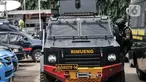 Kendaraan lapis baja dan Pasukan Brimob Polri berjaga saat sidang perdana Ferdy Sambo di Pengadilan Negeri Jakarta Selatan, Senin (17/10/2022). Kepolisian menurunkan personel Brimob untuk menjaga keamanan jalannya sidang perdana Ferdy Sambo terkait kasus pembunuhan Brigadir J.(Merdeka.com/Iqbal S. Nugroho)