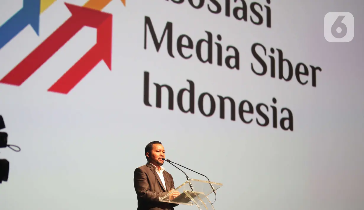Ketua Umum AMSI Wenseslaus Manggut memberi sambutan dalam Indonesia Digital Conference (IDC) 2019 di Jakarta, Kamis (28/11/2019). IDC digagas para pengurus AMSI sebagai wadah bertukar pengalaman, gagasan, dan strategi membangun ekosistem digital untuk masa depan. (Liputan6.com/Angga Yuniar)