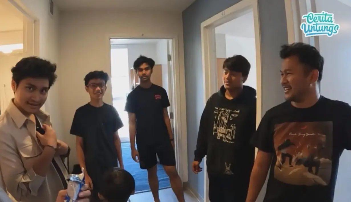 Tak sendiri, ia tinggal di negara tersebut bersama rekan-rekannya dari Indonesia. [Youtube.com/ceritauntungs]