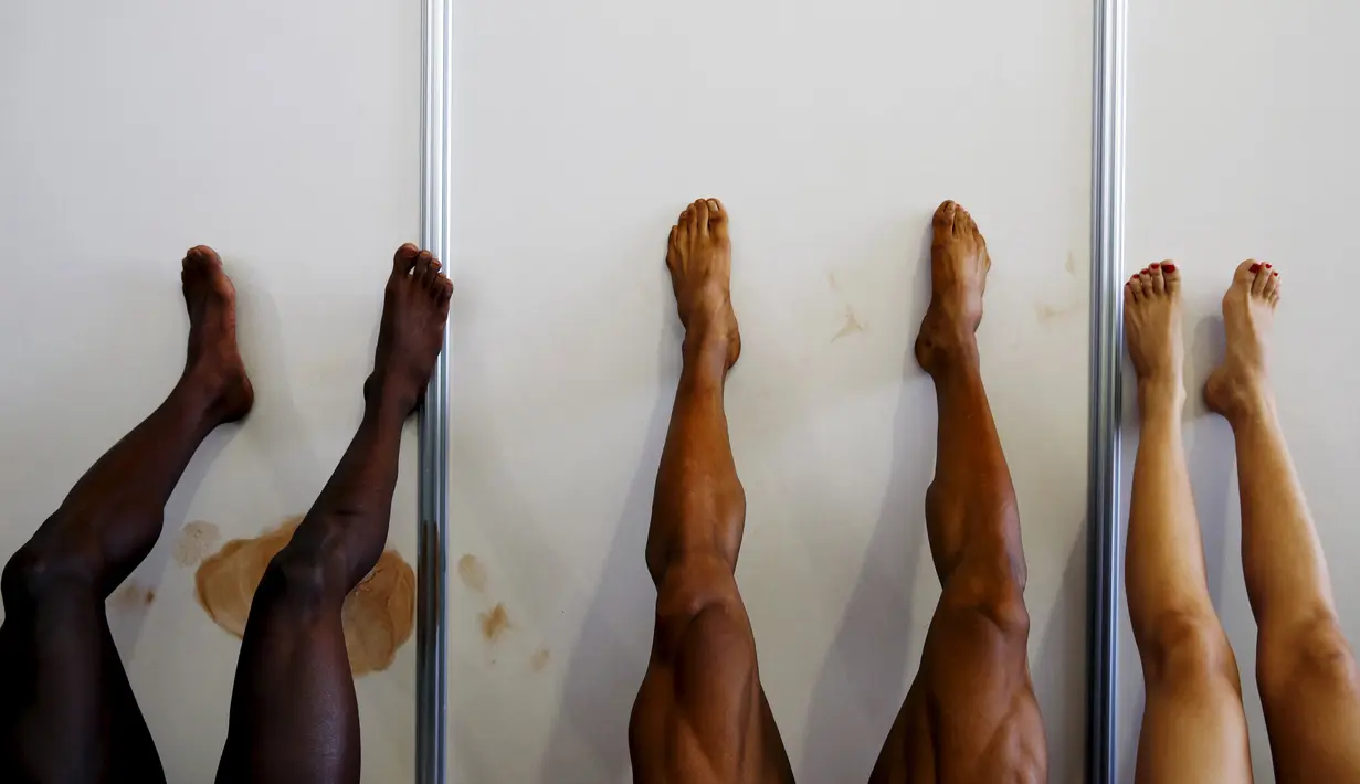 Peserta binaraga beristirahat dengan meregangkan kaki di belakang panggung saat kontes Arnold Klasik Eropa 2015 di Madrid, Spanyol, Jumat (25/9). (REUTERS/Susana Vera)
