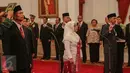 Sembilan anggota Komisi Kejaksaan dengan masa jabatan 2015-2019 mengucapkan sumpah jabatan saat pelantikan yang dipimpin Presiden Jokowi di Istana Merdeka, Jakarta, Kamis (6/7/2015). (Liputan6.com/Faizal Fanani)