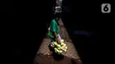 Warga membeli kulit ketupat di bawah kolong jembatan kawasan Pesanggrahan, Jakarta, Senin (10/5/2021). H-3 menjelang Hari Raya Idul Fitri 1442 H, penjualan kulit ketupat mulai marak yang dijual dengan harga Rp 8.000 per 10 buahnya. (Liputan6.com/Johan Tallo)