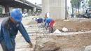 Petugas membersihkan saluran gorong-gorong air di Jalan DI Panjaitan, Kebon Nanas, Jakarta, Jumat (6/12/2019). Hal tersebut dilakukan guna mengantisipasi tersumbatnya saluran air selama memasuki periode musim hujan. (Liputan6.com/Immanuel Antonius)