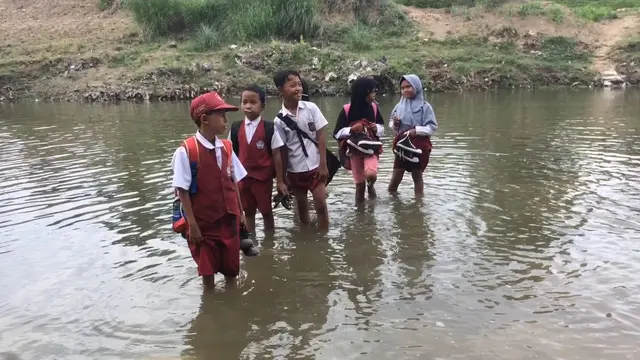 Puluhan Siswa SD Harus Seberangi Sungai untuk Sampai ke Sekolah