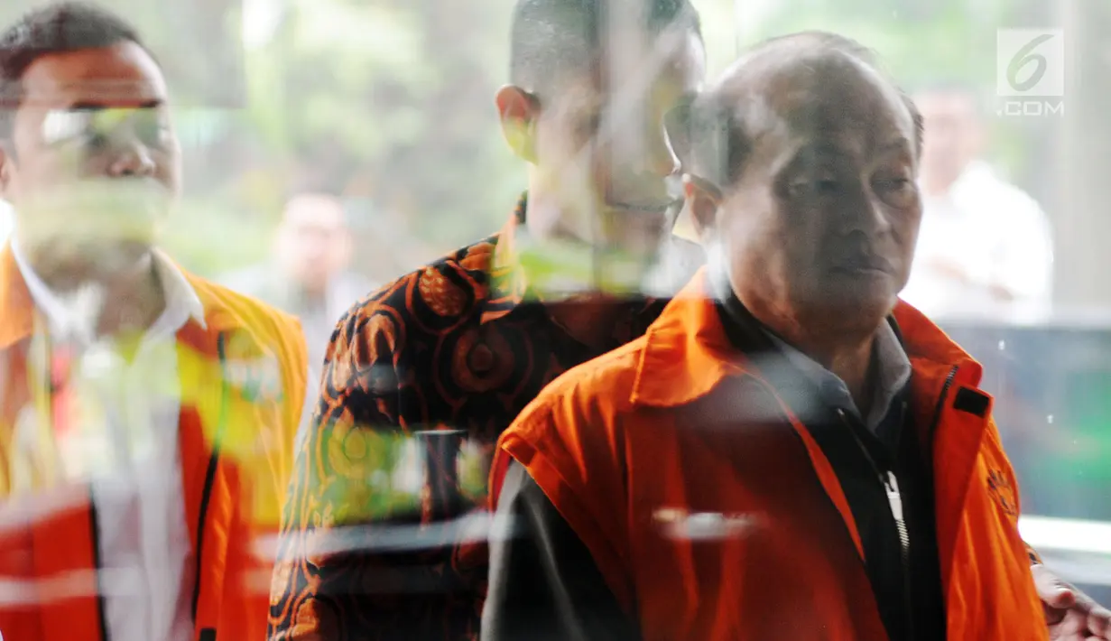 Dua tersangka kontraktor Susilo Prabowo alias bun (depan)  dan pihak swasta pelantara suap Eka Kamaluddin (belakang) dikawal petugas akan menjalani pemeriksaan di gedung KPK, Jakarta, Rabu (8/8). (merdeka.com/dwi narwoko)