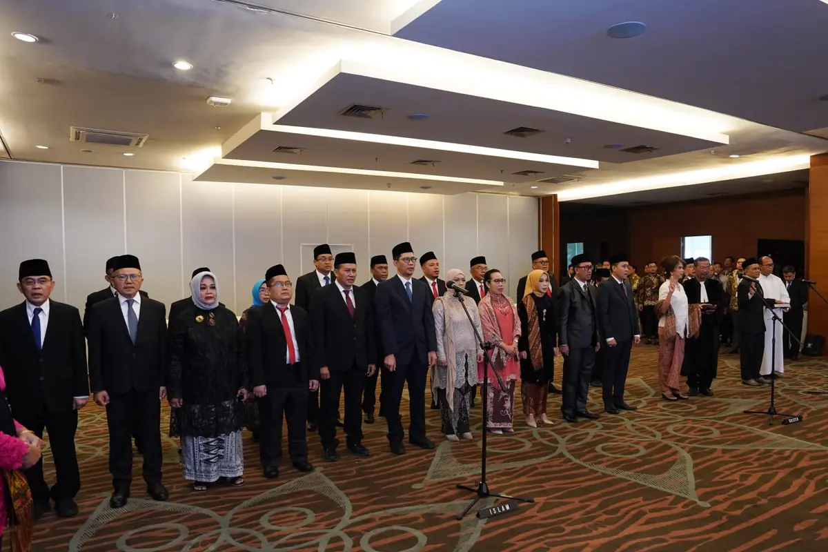 Menteri Perdagangan Zulkifli Hasan melantik 23 anggota BadanPerlindungan Konsumen Nasional (BPKN) periode 2024—2027 di Auditorium Kementerian Perdagangan, Jakarta hari ini, Kamis (18/1/2024).
