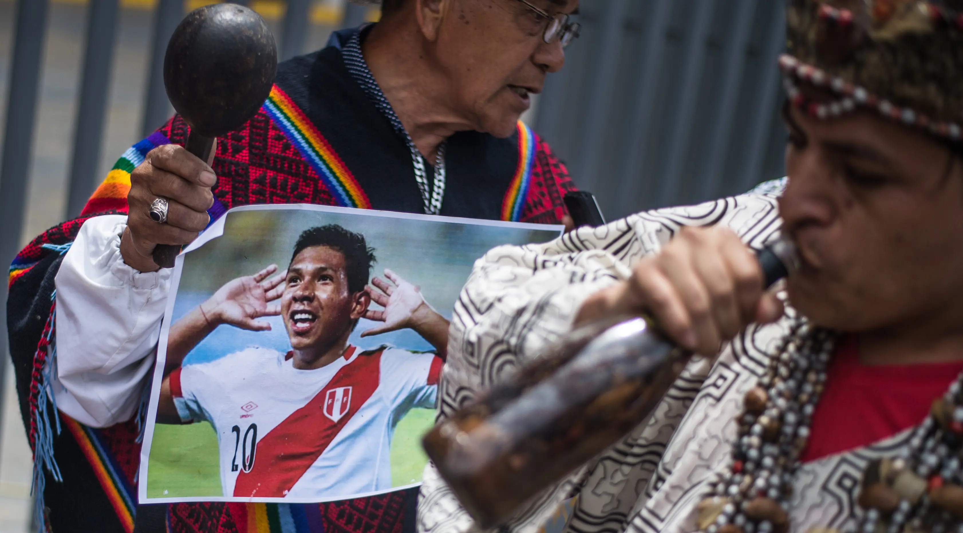 Dukun Peru melakukan ritual prediksi menjelang leg kedua babak play-off kontra Selandia Baru, di Lima, Selasa (14/11). Peru dan Selandia Baru akan memperebutkan tiket Piala Dunia 2018 pada Kamis (16/11) di Estadio Nacional. (ERNESTO BENAVIDES/AFP)
