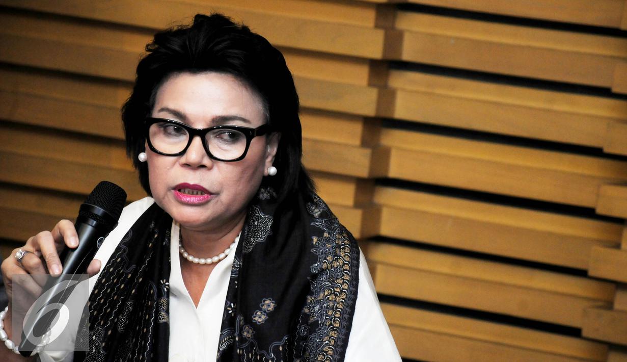 Wakil Ketua KPK Basaria Panjaitan memberikan keterangan pers terkait rilis barang bukti berupa uang hasil OTT terhadap Panitera Pengganti PN Jakpus, Jakarta, Jumat (1/7). (Liputan6.com/Helmi Afandi)