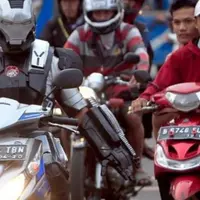 Figur dengan kostum War Machine kedapatan berkeliaran di jalan-jalan Jakarta. (Twitter)