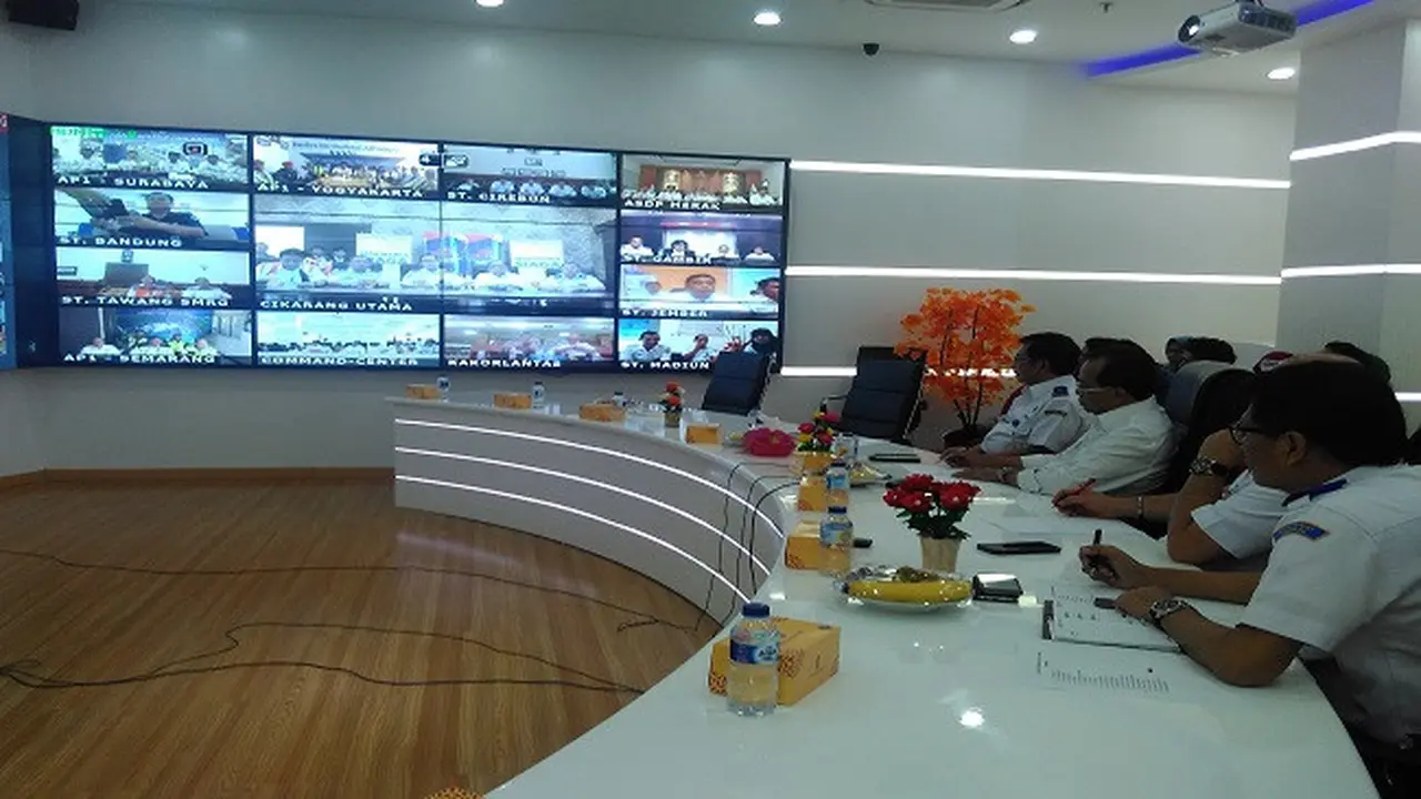 Menteri Perhubungan (Menhub) Budi Karya Sumadi melakukan video conference untuk memantau arus balik di hari terakhir libur Lebaran Idul Adha 2017. (Liputan6.com/Fiki Ariyanti)