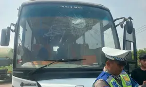 Bus membawa massa asal Pati pecah dilempari batu bata oleh dua orang tak dikenal. (Liputan6.com/ Arief Pramono)