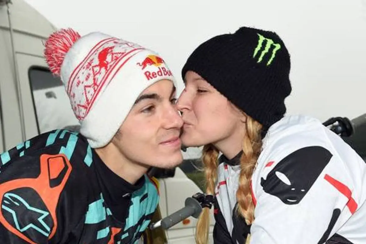 Kiara Fontanesi dan Maverick Vinales (kiri).
