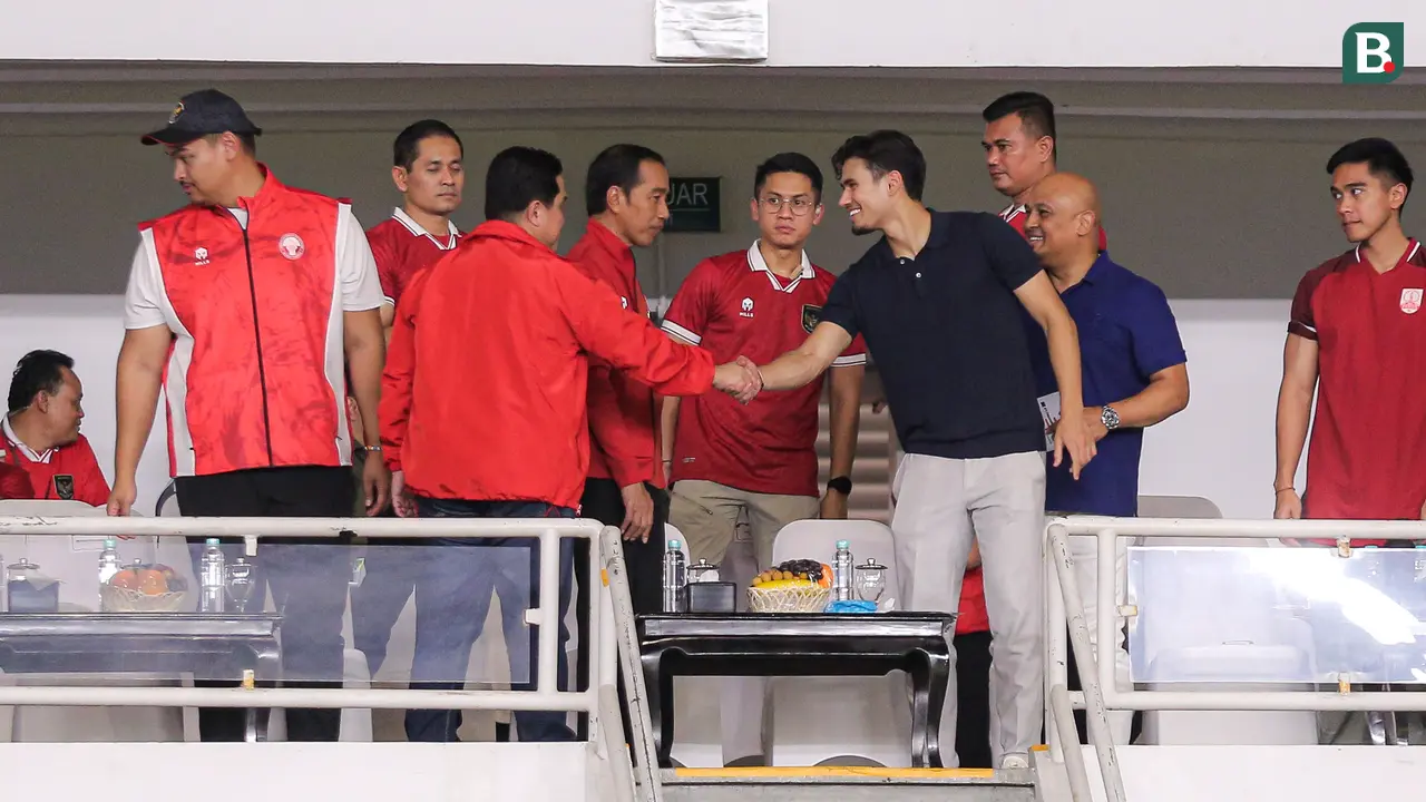 Foto: Bawa Sang Ayah, Momen Nathan Tjoe-A-On Foto Bareng Presiden Jokowi saat Timnas Indonesia Vs Brunei